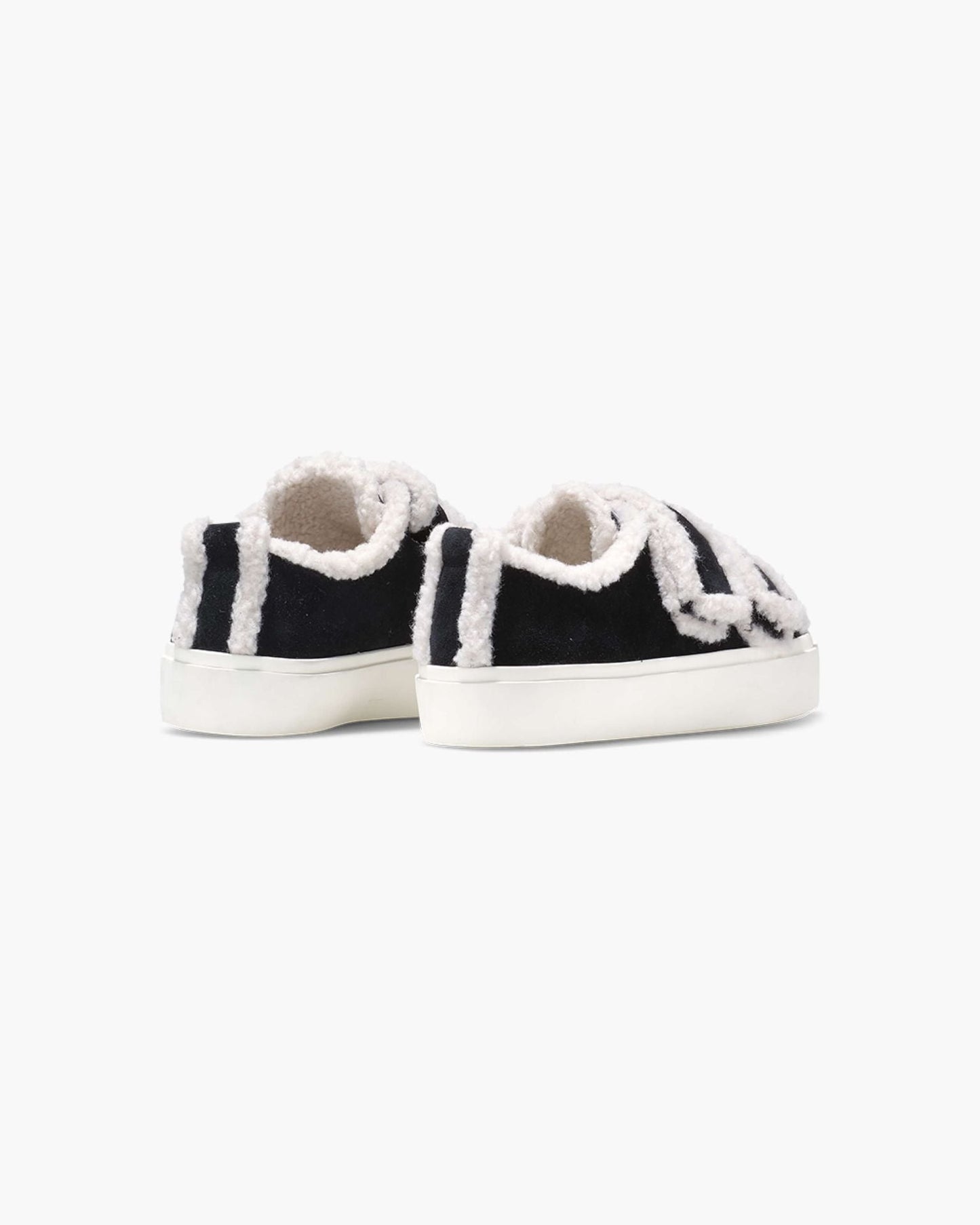 Sorte Inuikii sneakers med hvid shearling langs kanterne og hvid gummisål, set bagfra.
