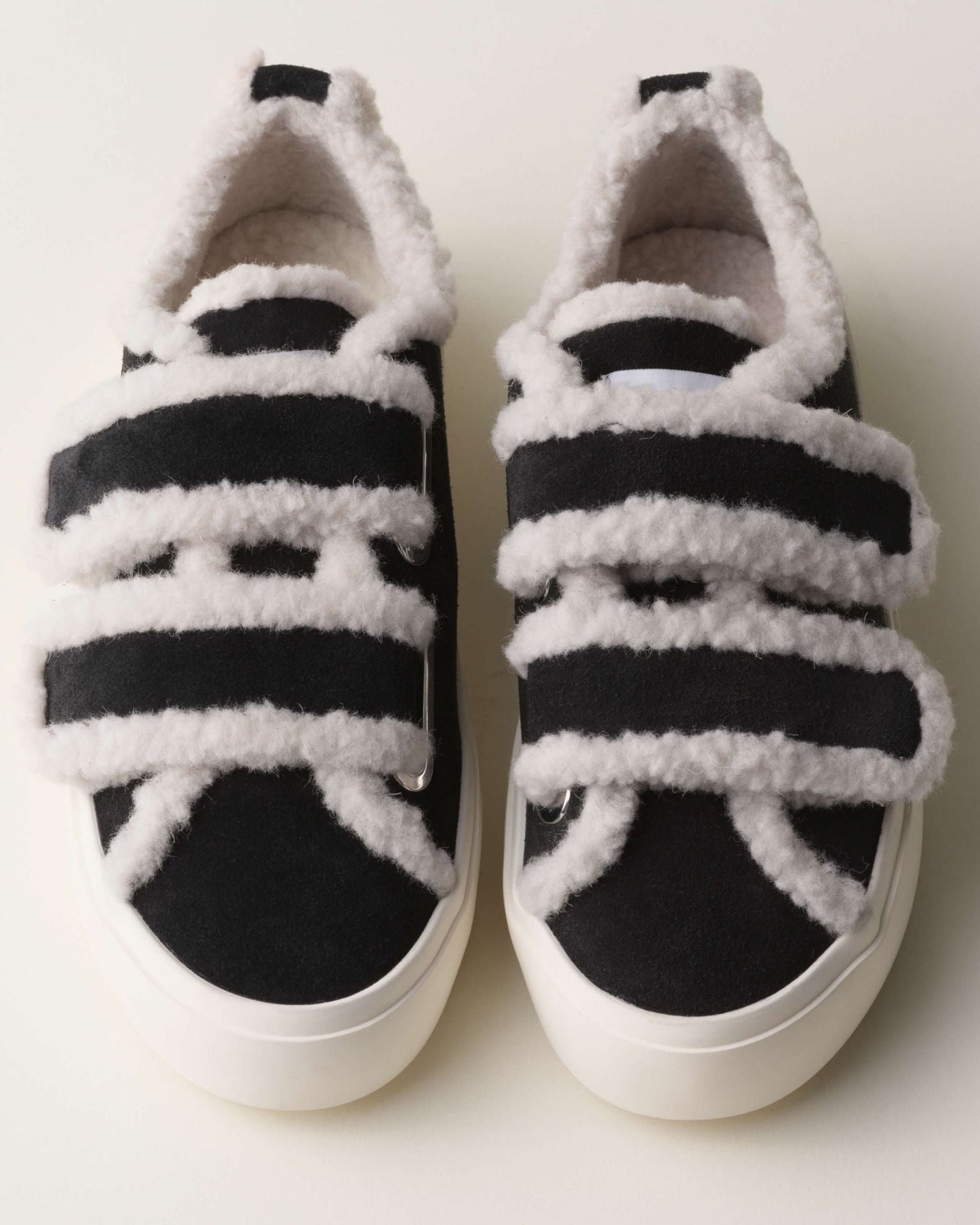 Sorte sneakers med hvid shearling og velcrostropper, hvid sål.