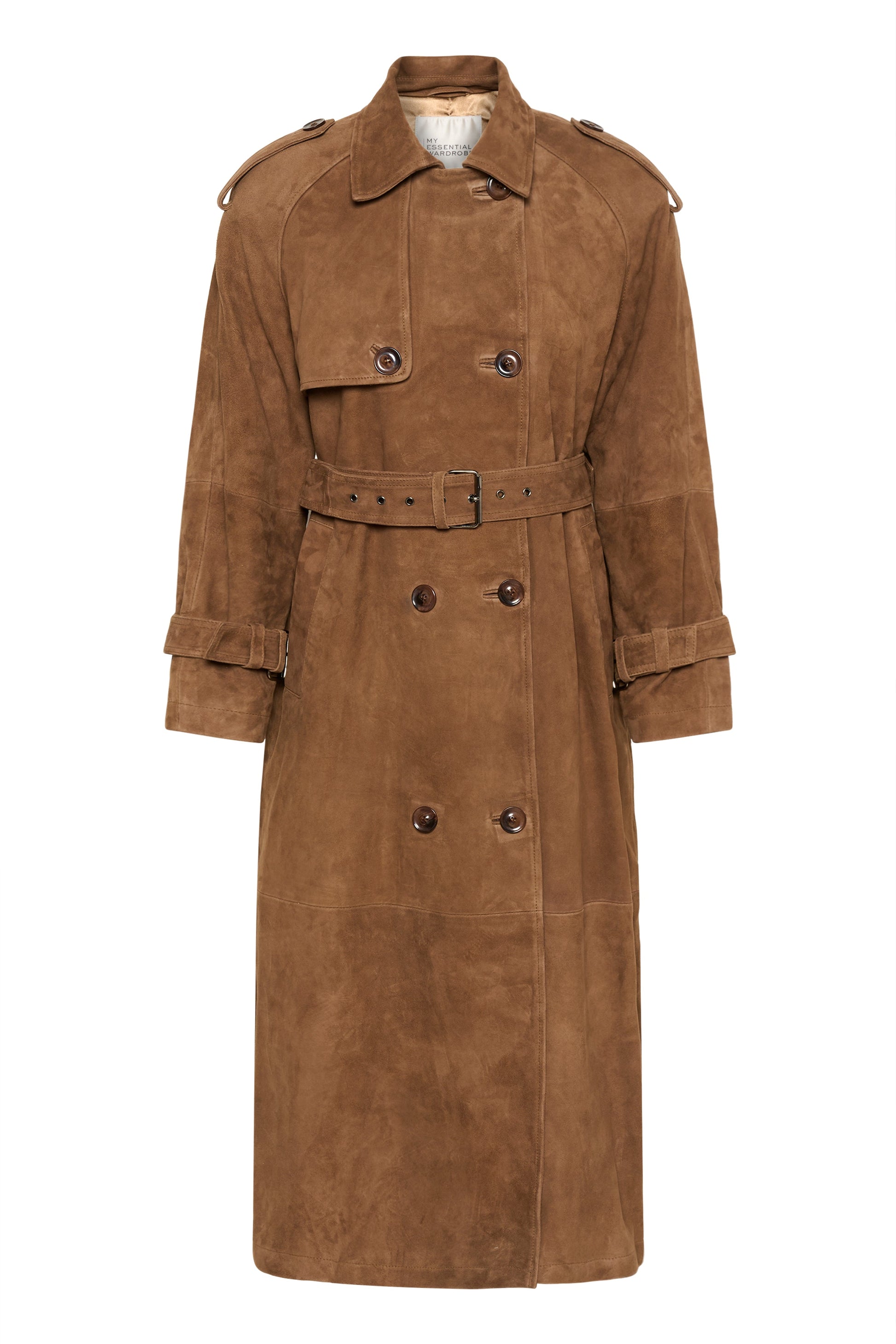 Cognacfarvet trenchcoat med dobbeltknapper, epauletter på skuldrene og bælte i taljen.