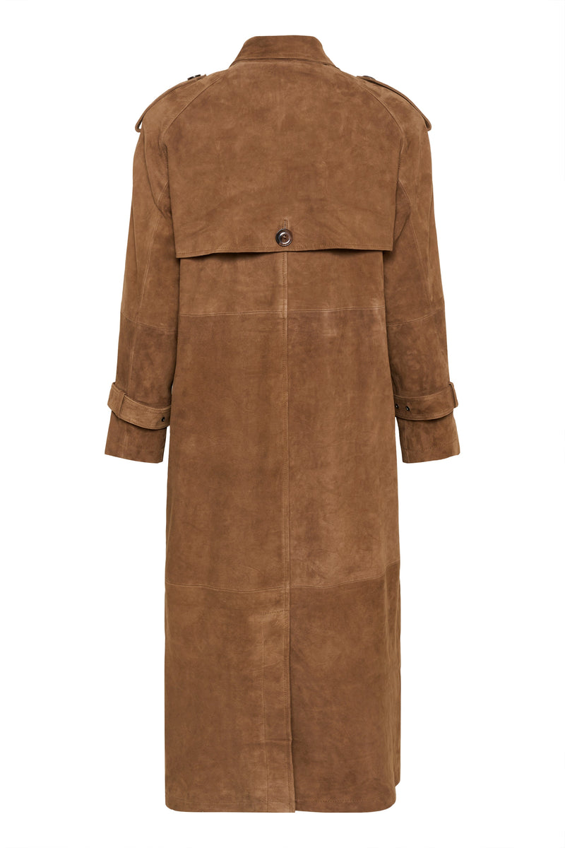 Cognacfarvet trenchcoat set bagfra med epauletter, rygflap med knap og bælte i taljen.