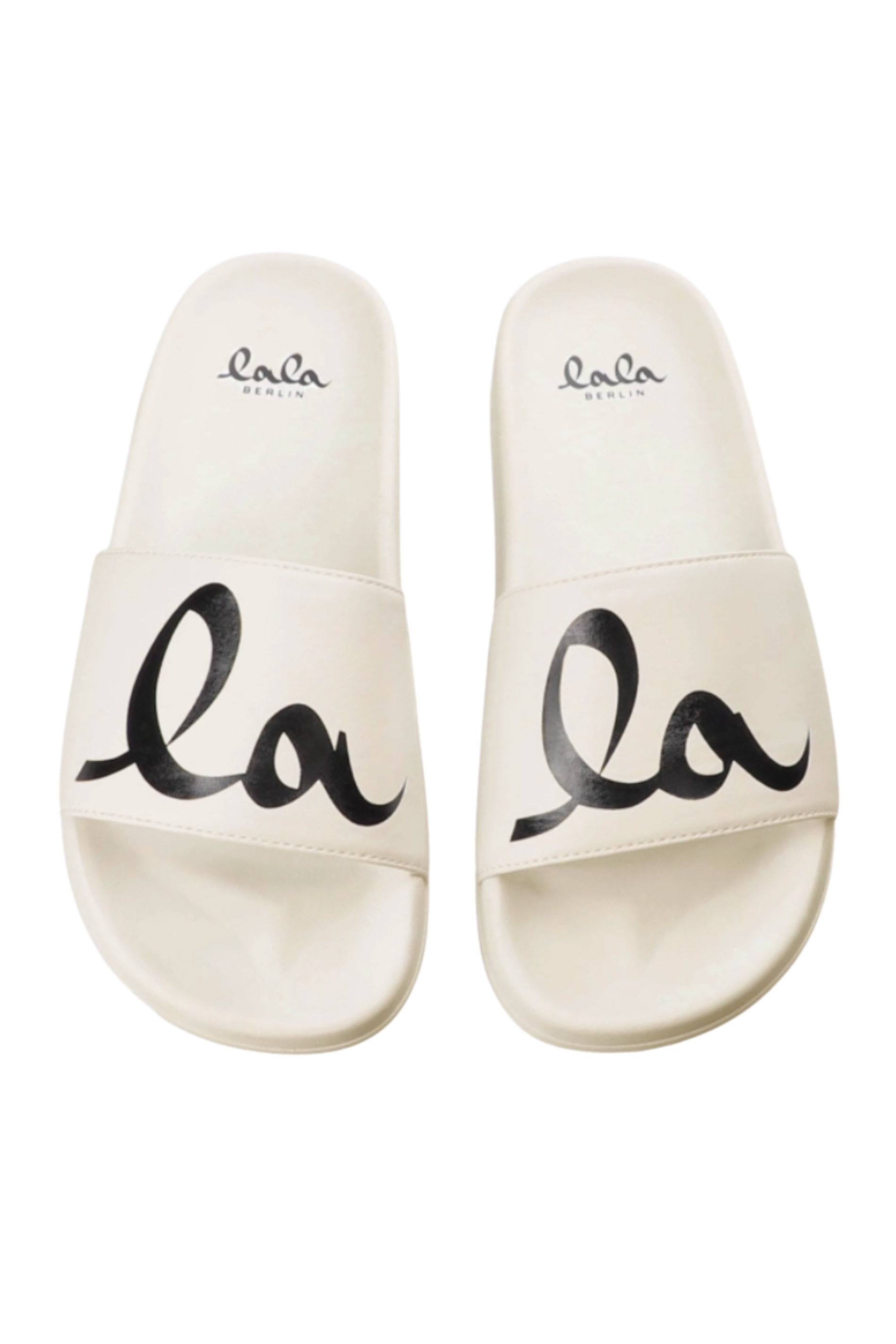 Off-white sandaler med sort "la" tekst på remmen og "Lala Berlin" på fodsengen.