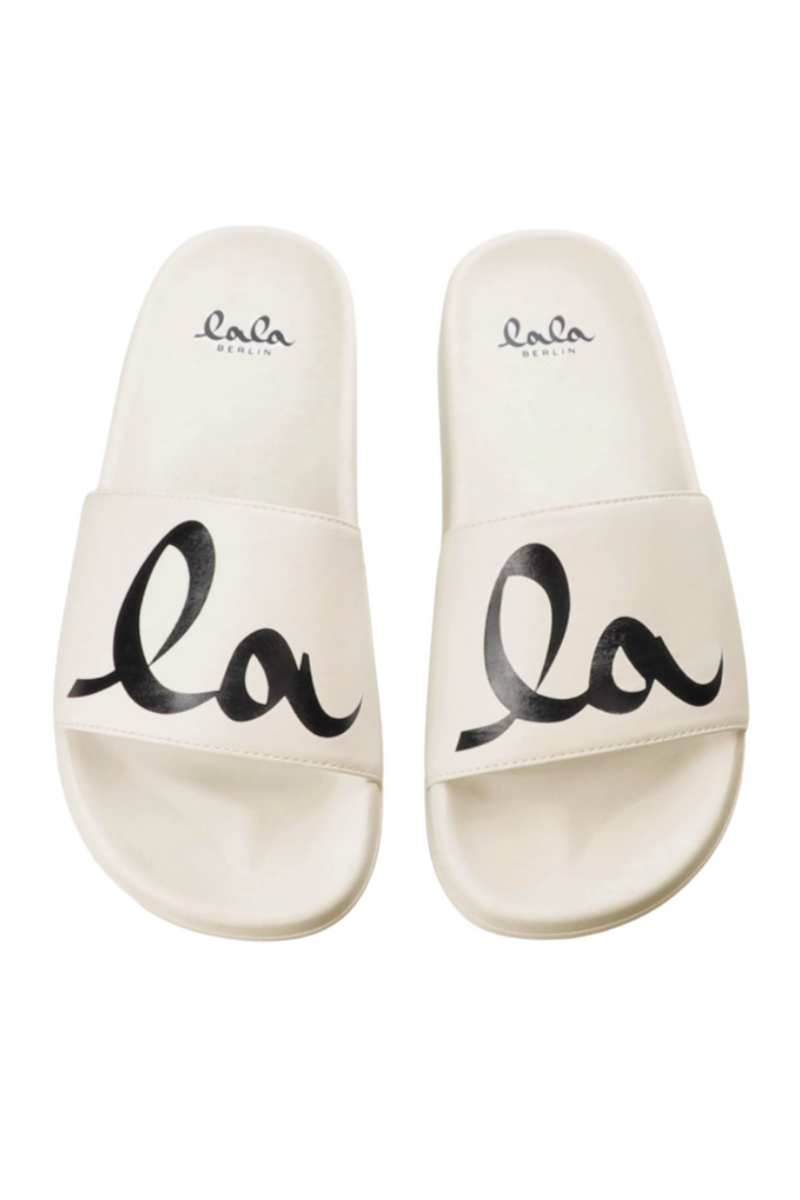 Off-white sandaler med sort "la" tekst på remmen og "Lala Berlin" på fodsengen.