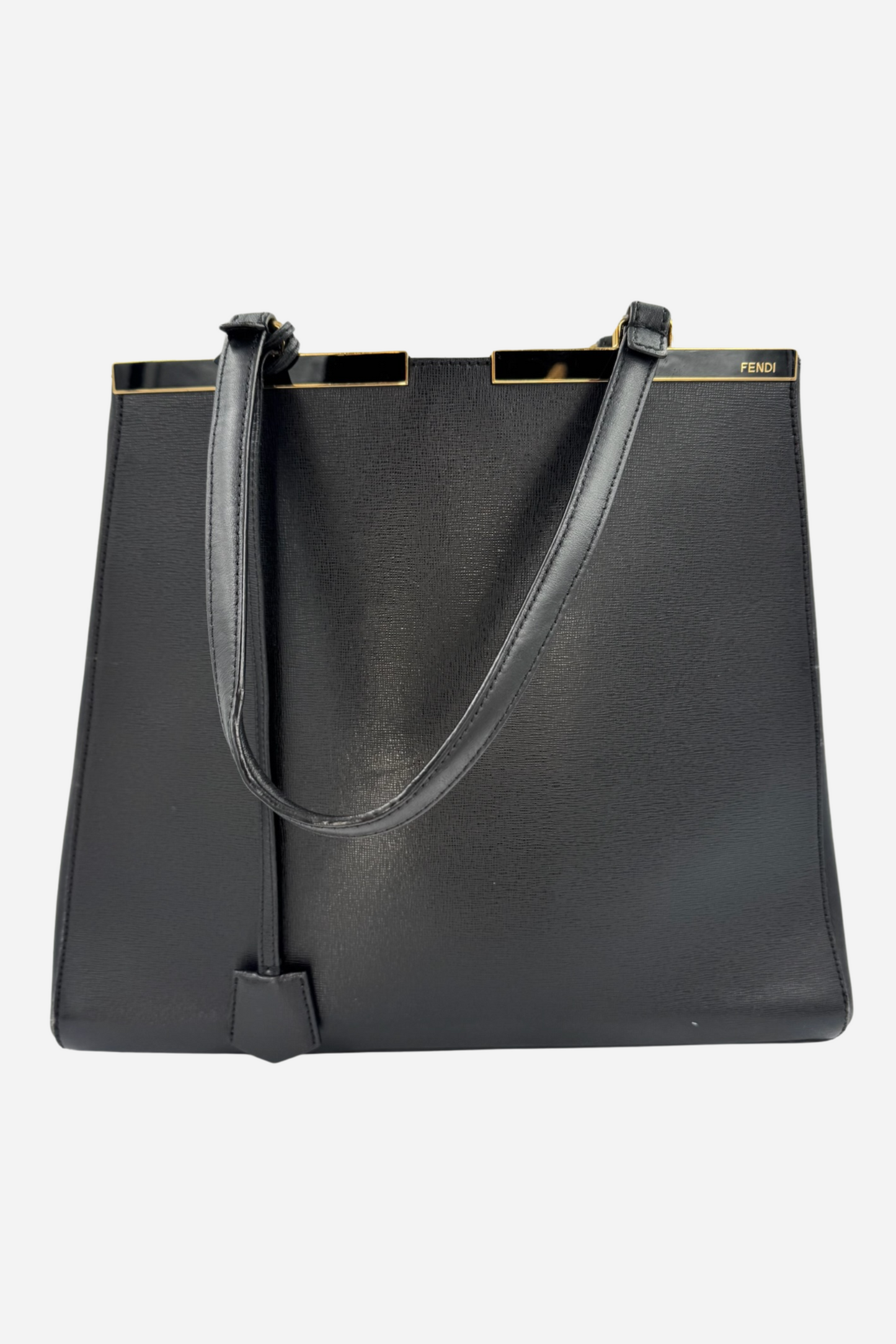 Sort Fendi taske med rektangulær form og tynde stropper. Fendi-logo øverst.