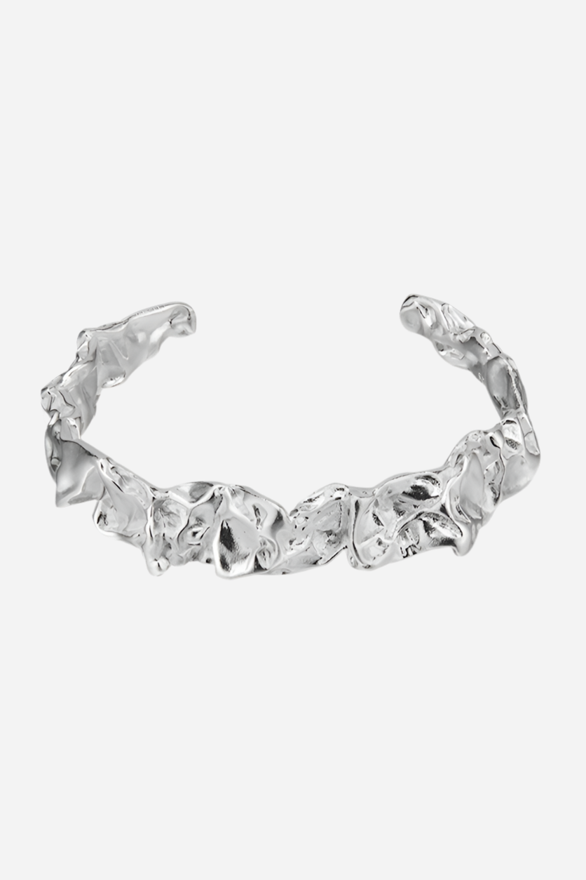 Armbånd i bølget, organisk form af 925 sterlingsølv, viser detaljeret struktur.