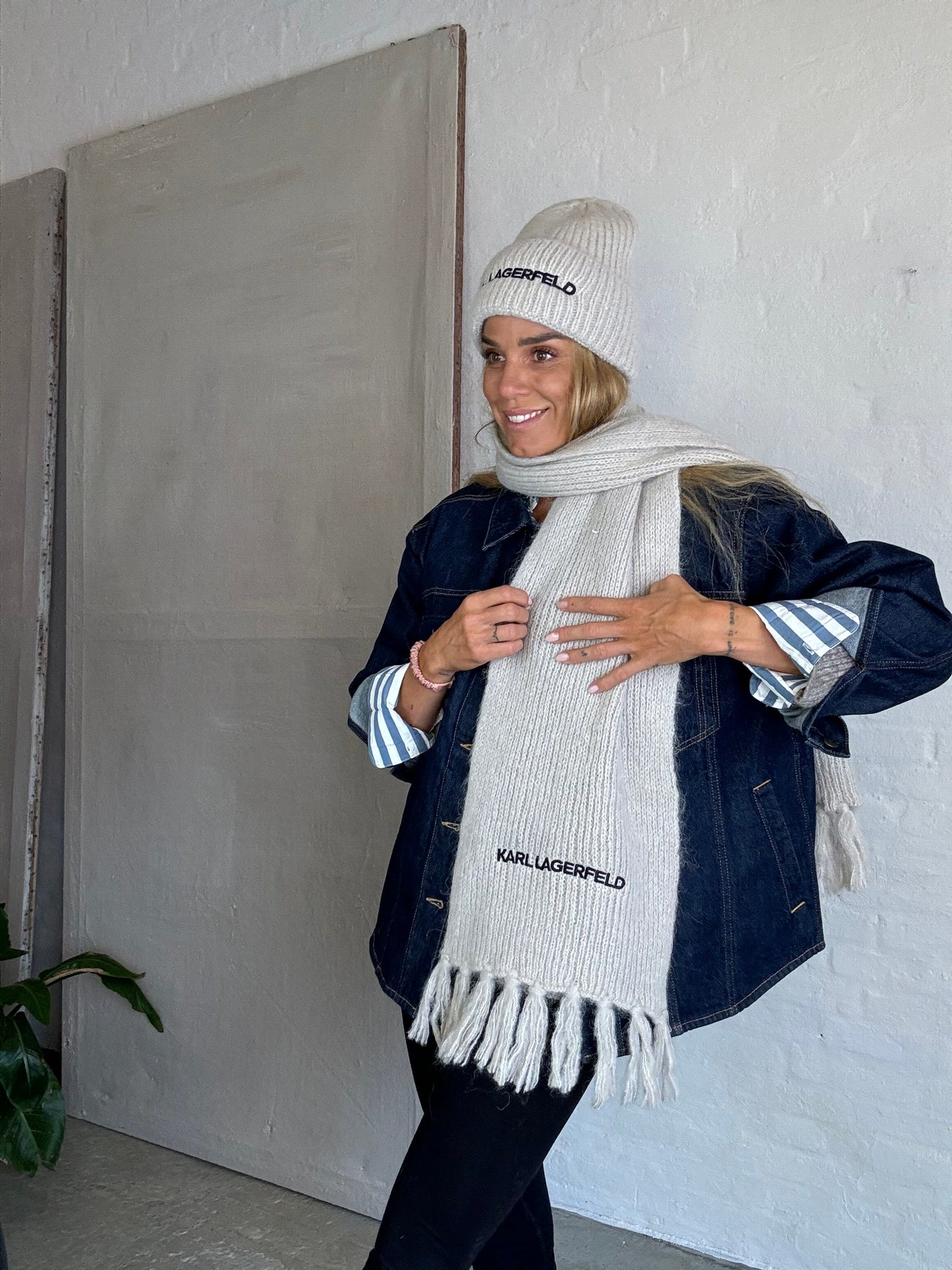 Karl lagerfeld - Halstørklæde - Sand - ESSENTIAL KNIT SCARF - Stilkompagniet.dk