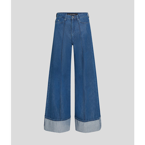 Blå denimjeans med brede ben og foldede opslag, designet af Karl Lagerfeld.