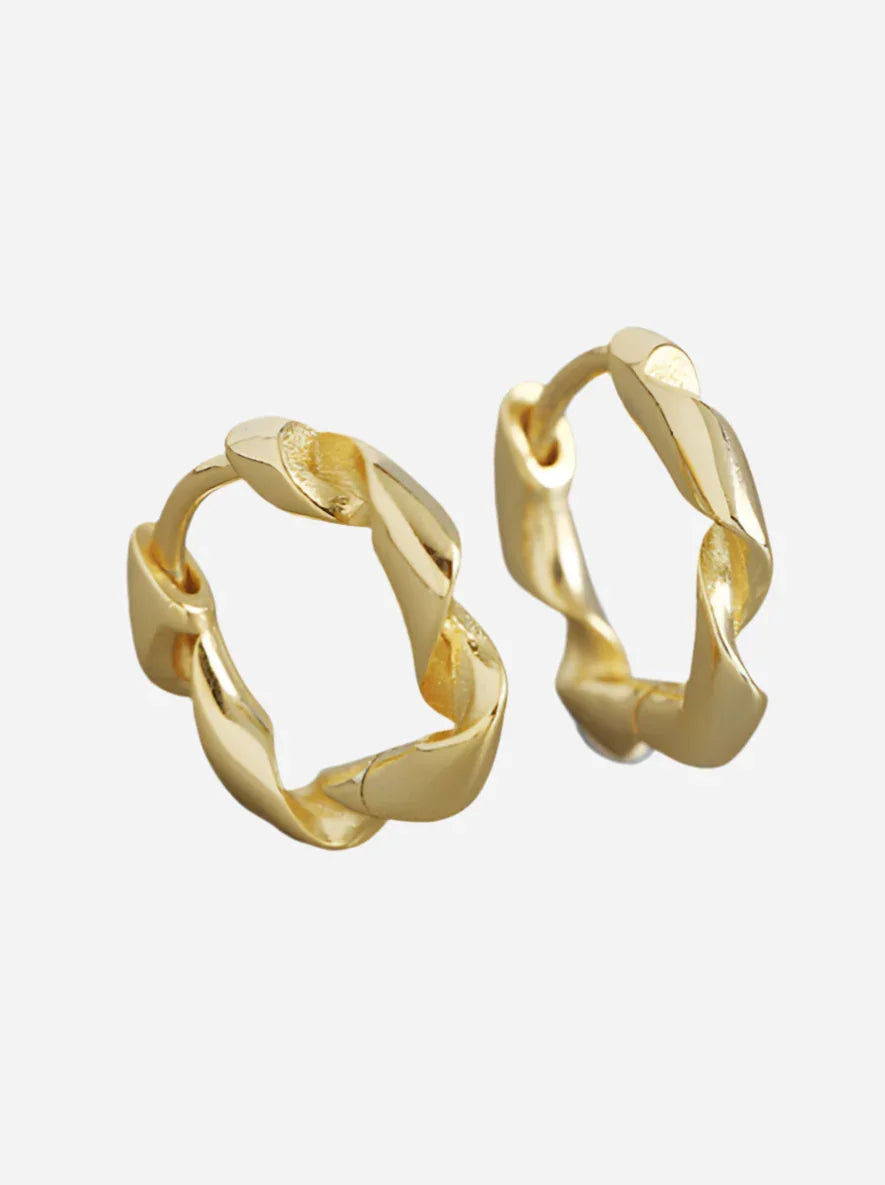 Hoops øreringe fra Andcopenhagen i flettet design, 18 karat guldbelagt 925 sterlingsølv, model Ditte.