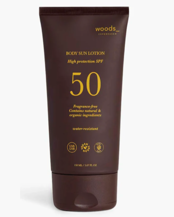 Brun tube, Woods solcreme, SPF 50, vegan, duftfri, vandafvisende, 150ml.