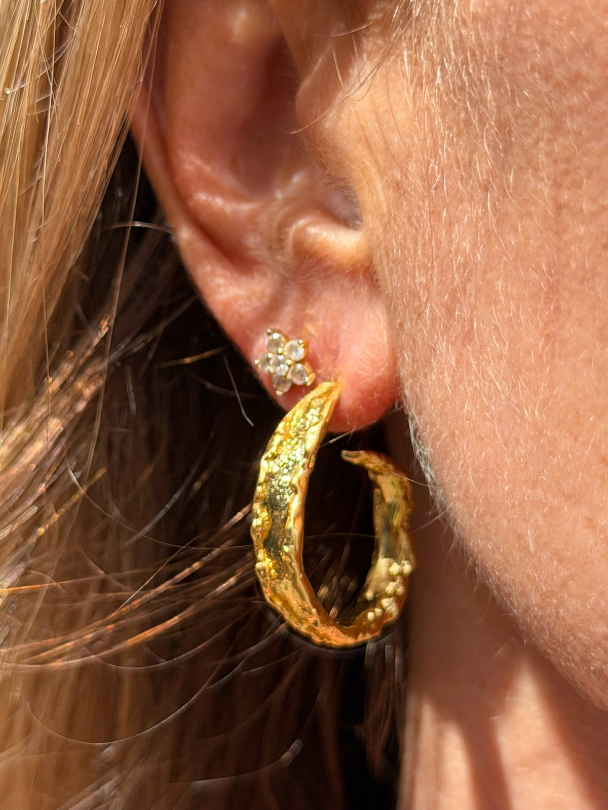 Carmen ørering i 18 karat guldbelagt messing fra Andcopenhagen Jewelry vist på øre.