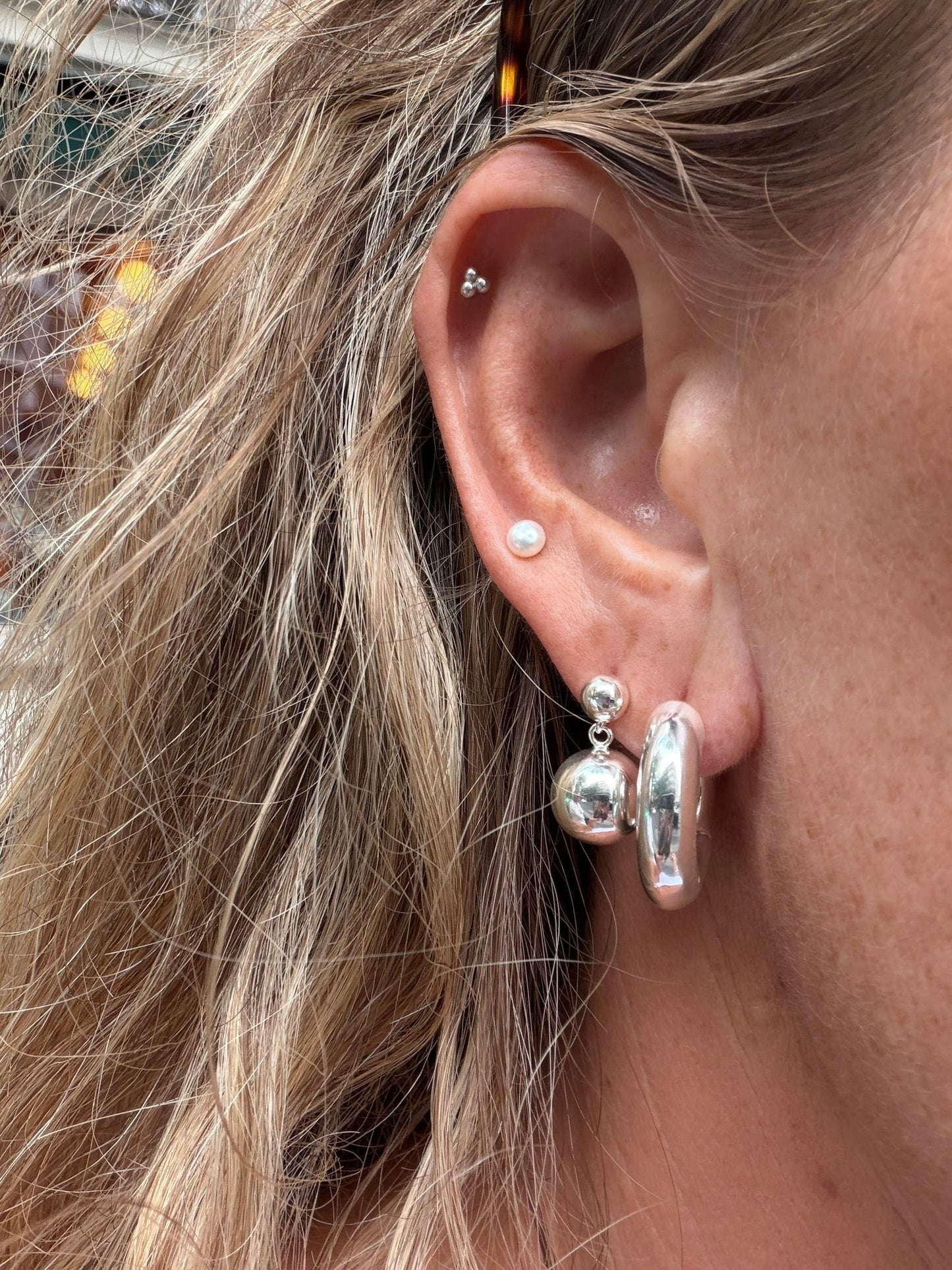 Andcopenhagen Jewelry - Ørering studs - 18 karat guldbelagt 925 sterlingsølv - Ferskvands perler - Lille jazz pearl