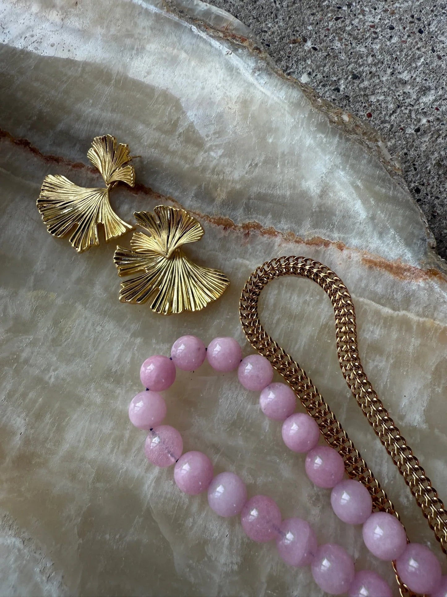 Øreringe fra Andcopenhagen Jewelry i 18 karat guldbelagt messing, model Julia, vist med smykker.