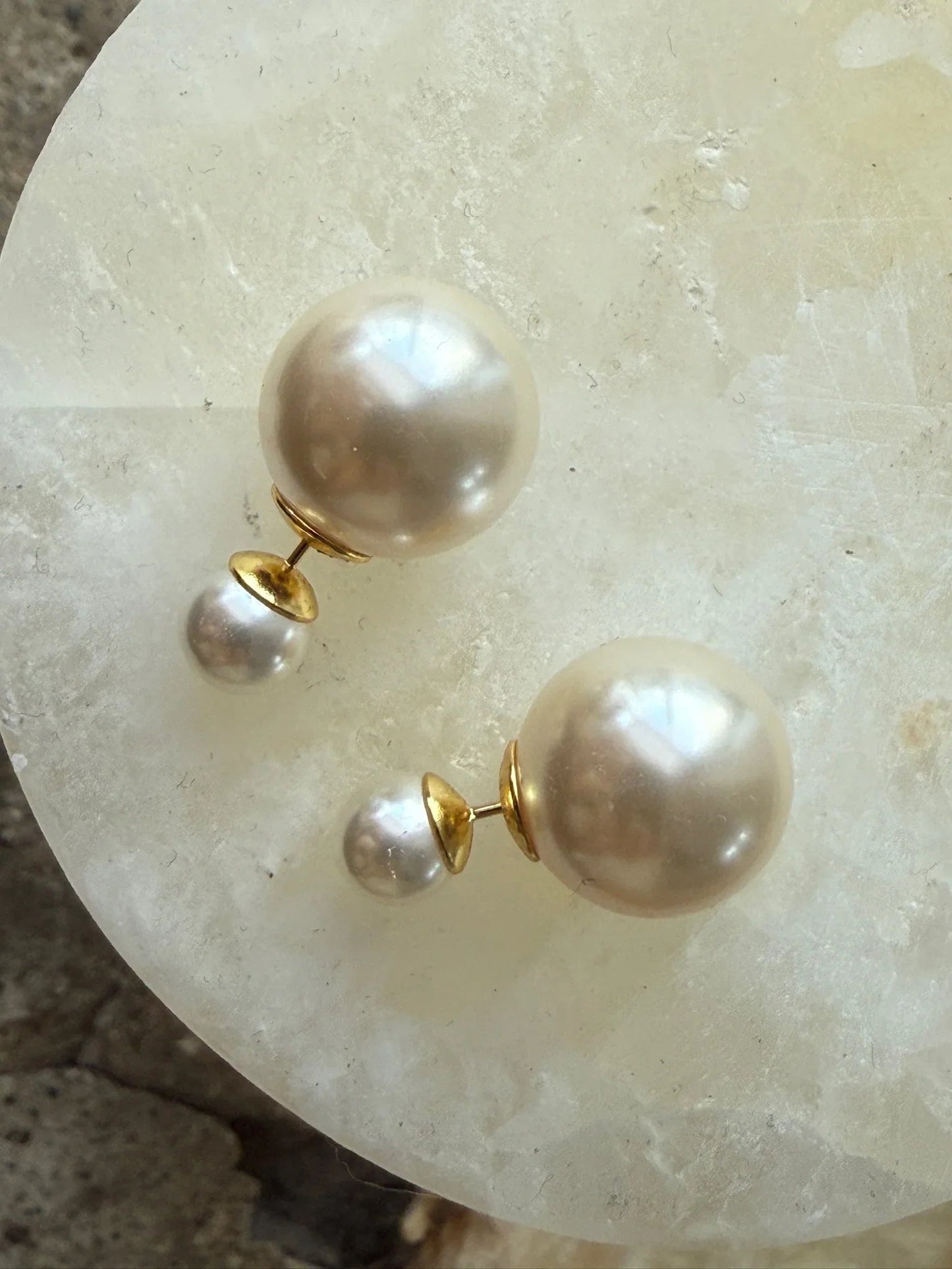 Sophie small double pearl øreringe i 18 karat guldbelagt 925 sterlingsølv fra Andcopenhagen Jewelry.