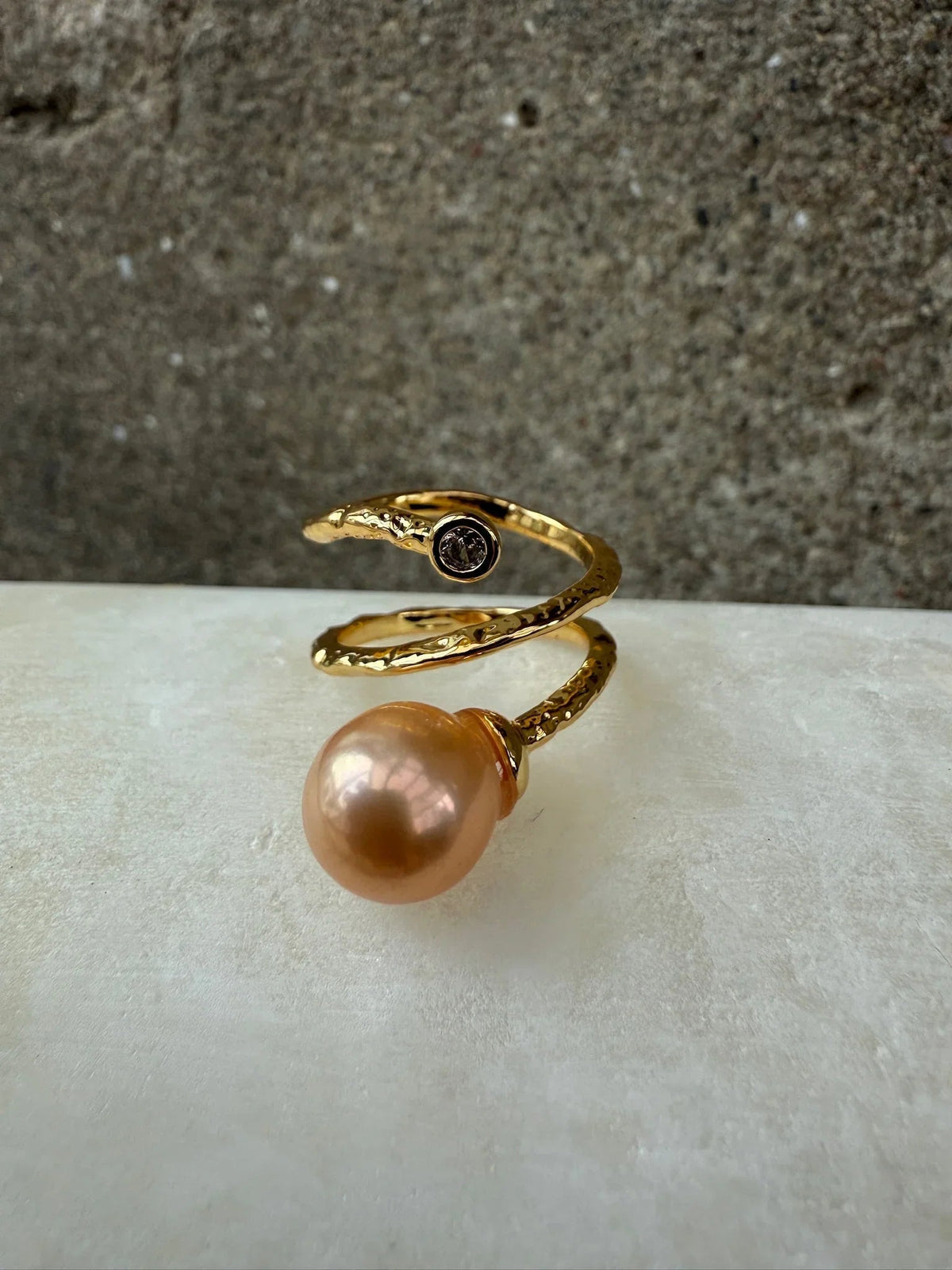 Andcopenhagen Jewelry Icon Collection ring i 18 karat guldbelagt messing med rosa perle og sten, Rose Pearl Ivy.