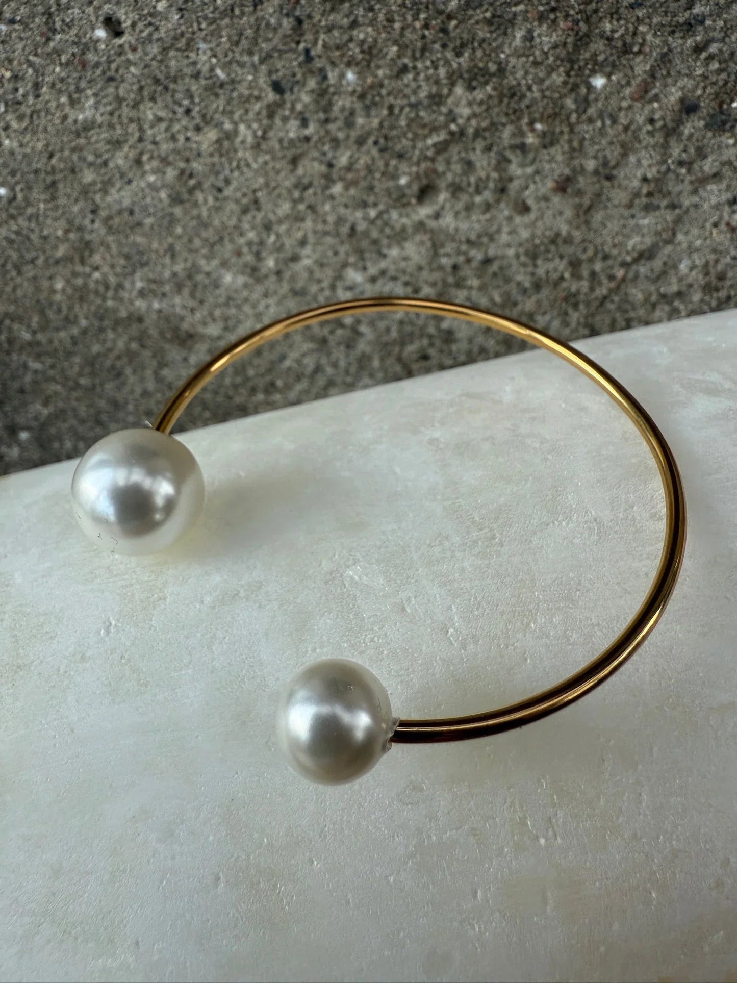 Armbånd fra Andcopenhagen i 18 kt guldbelagt stål med to perler, Bangle pearl design.
