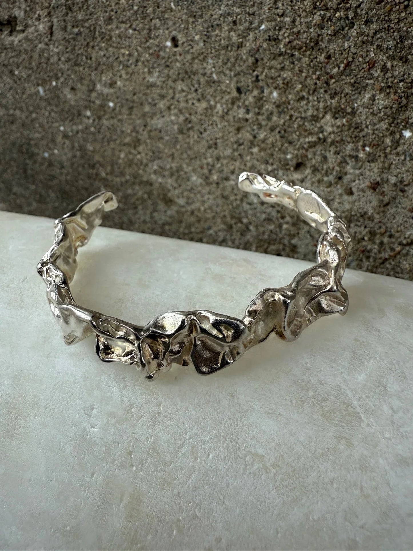 Arlinda armbånd fra Andcopenhagen Jewelry i 925 sterlingsølv med organisk, unik overfladestruktur.