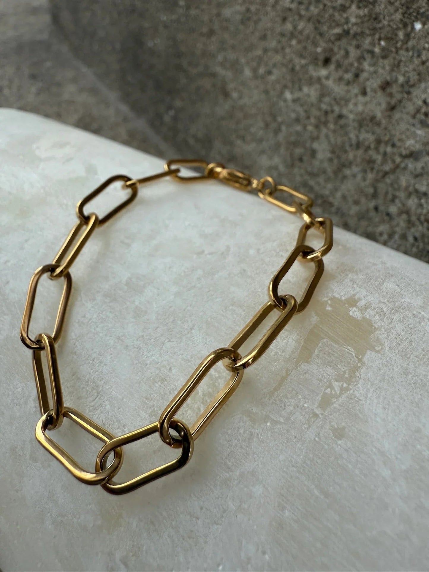 Armbånd i chunky kædedesign, 18 karat guldbelagt fra Andcopenhagen Jewelry på lys overflade.