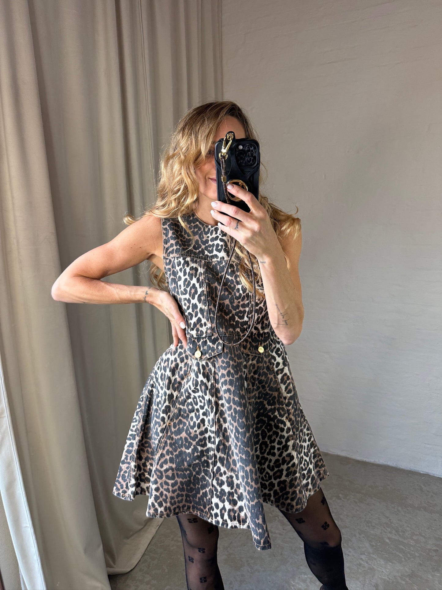 Ganni - Kjole - Almond Milk - Denim Flounce Leopard kjole