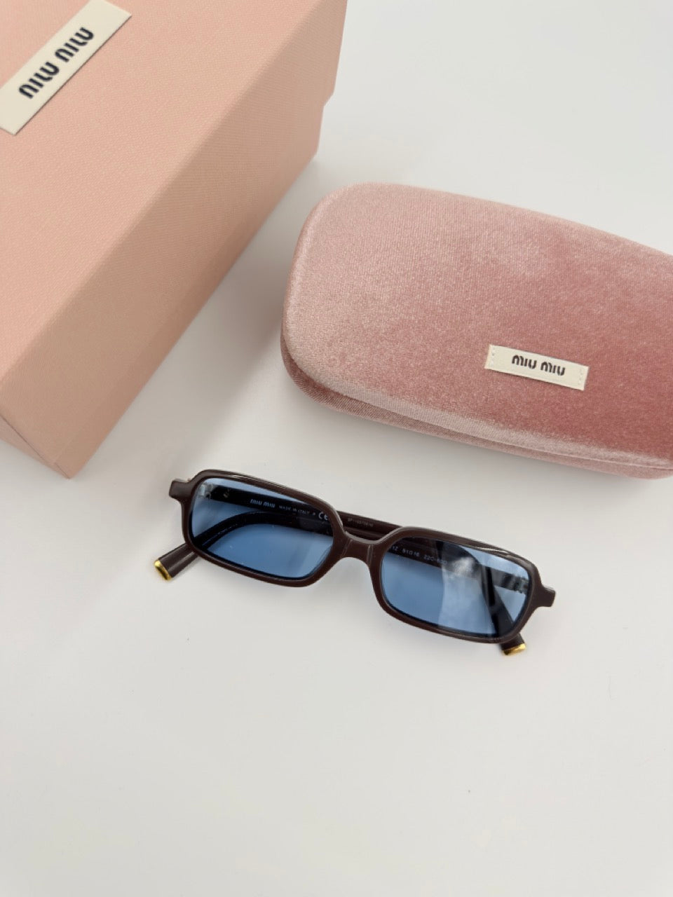 Preloved Miu Miu Rectangular – solbriller – sorte smalle 90’s solbriller – secondhand