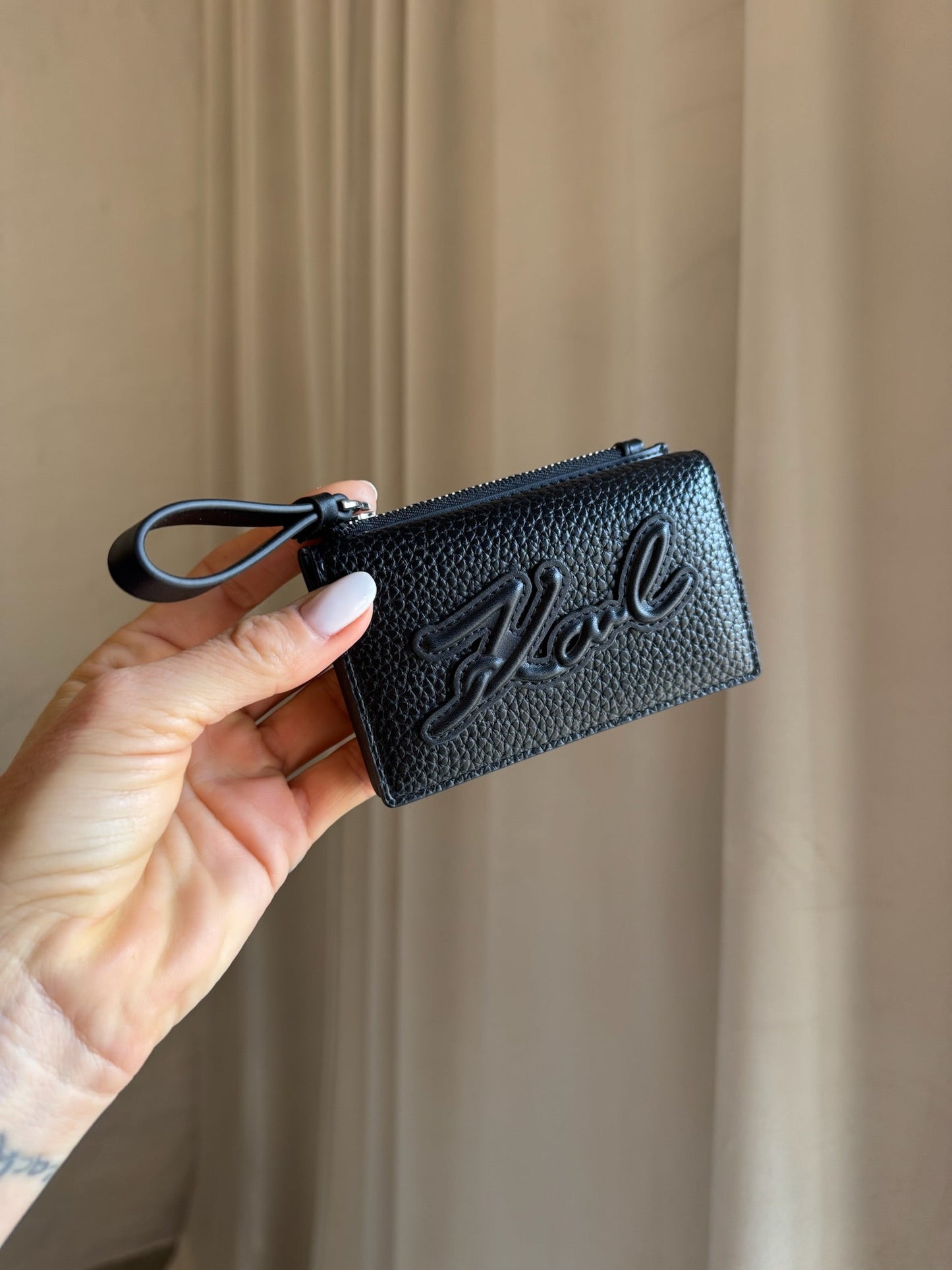 Pung - Black - SQUARE FLAP ZIP CH GRAINY - Karl Lagerfeld - Stilkompagniet.dk