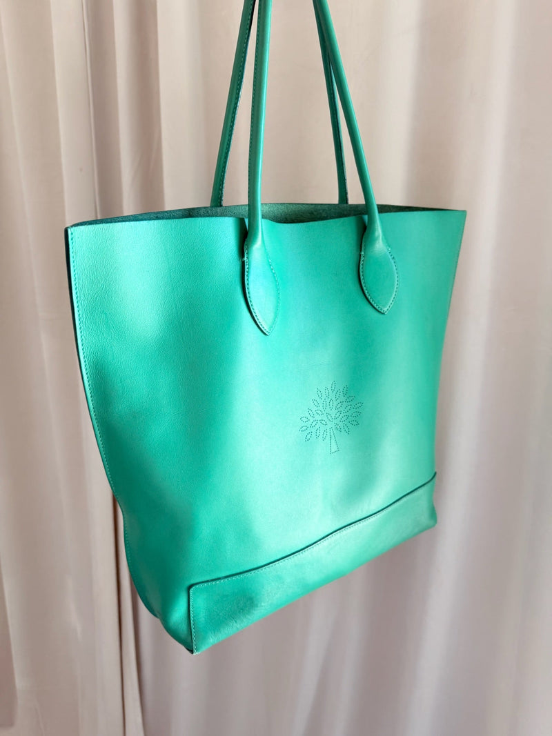 Grøn Mulberry Nappa tote bag med trælogo og glat overflade. Lang hank, lys baggrund.