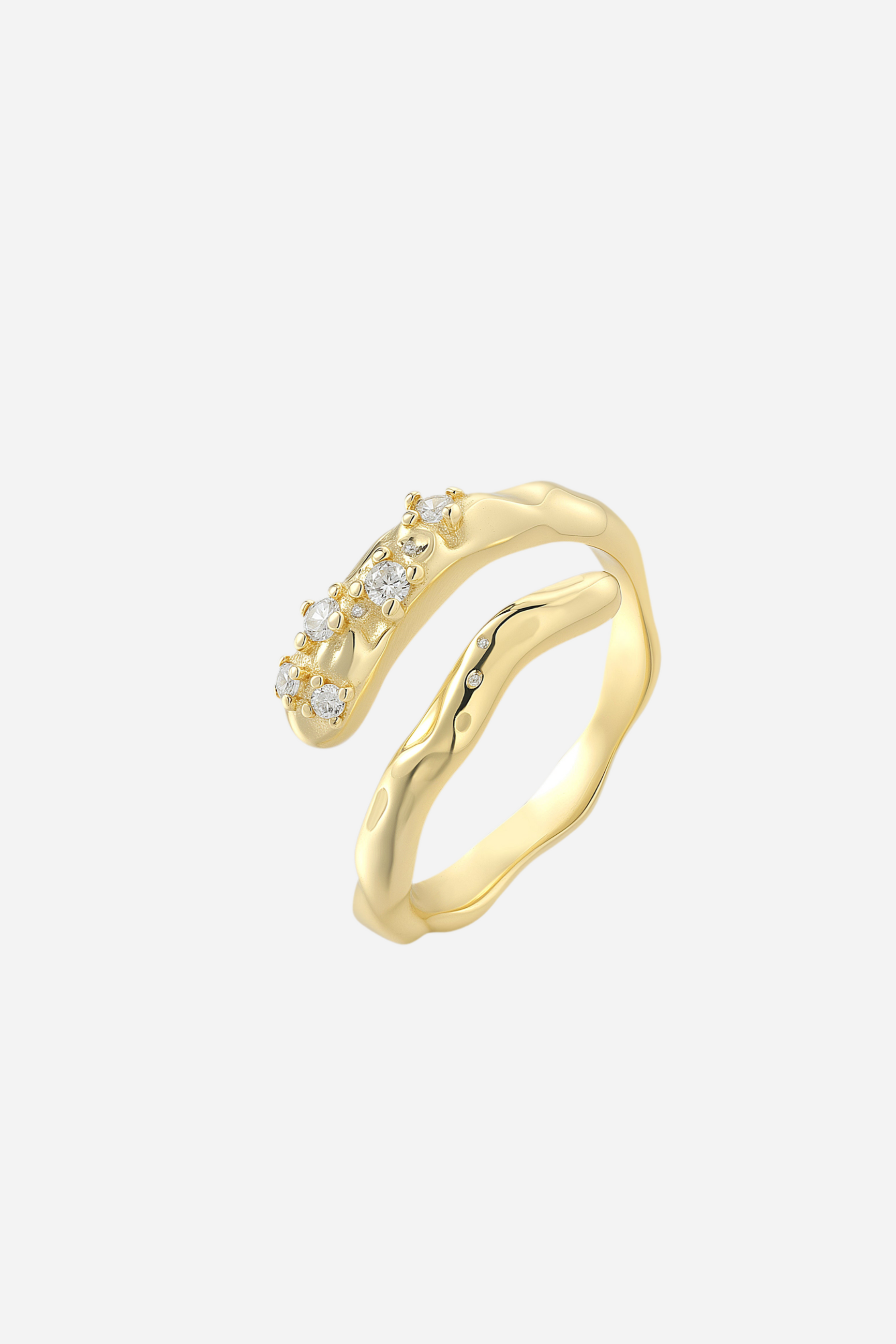 Elegant snoet ring i 18k guldbelagt sølv med skinnende overflade og glitrende detaljer.