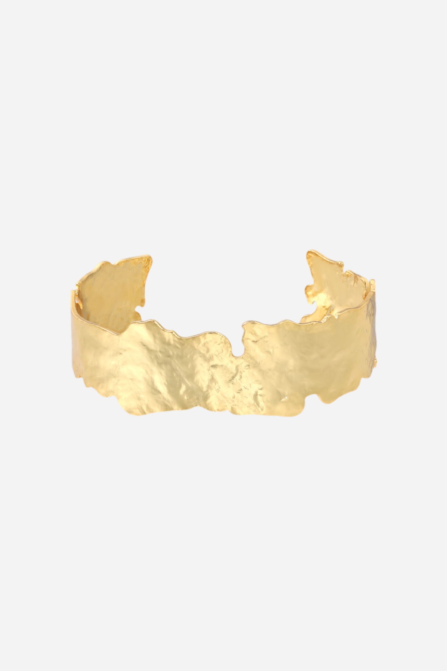 Bølget, tekstureret armbånd i 18 karat guldbelagt messing på ensfarvet baggrund.