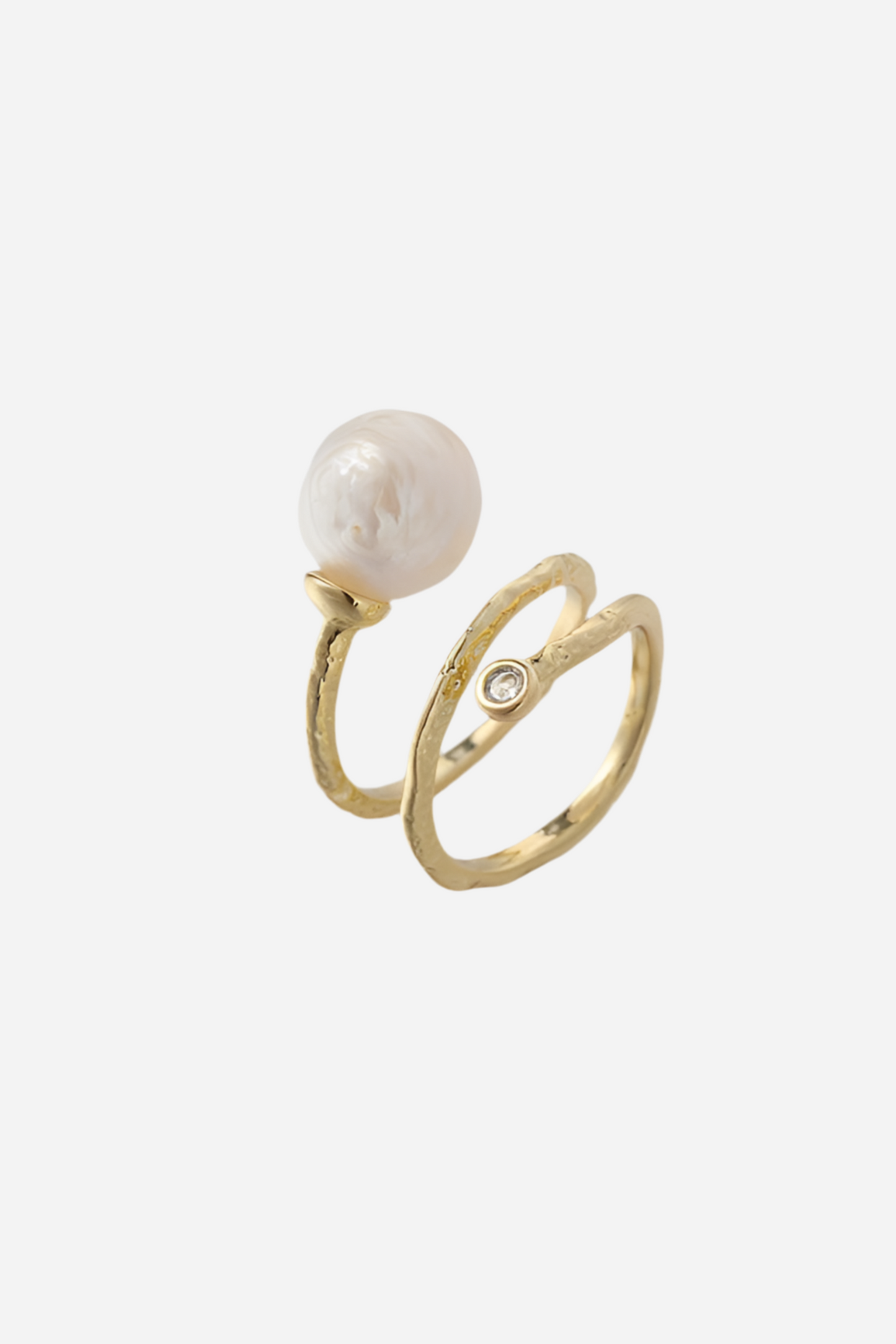 Ring med stor hvid perle og snoet guldbelagt bånd i 18 karat messing.