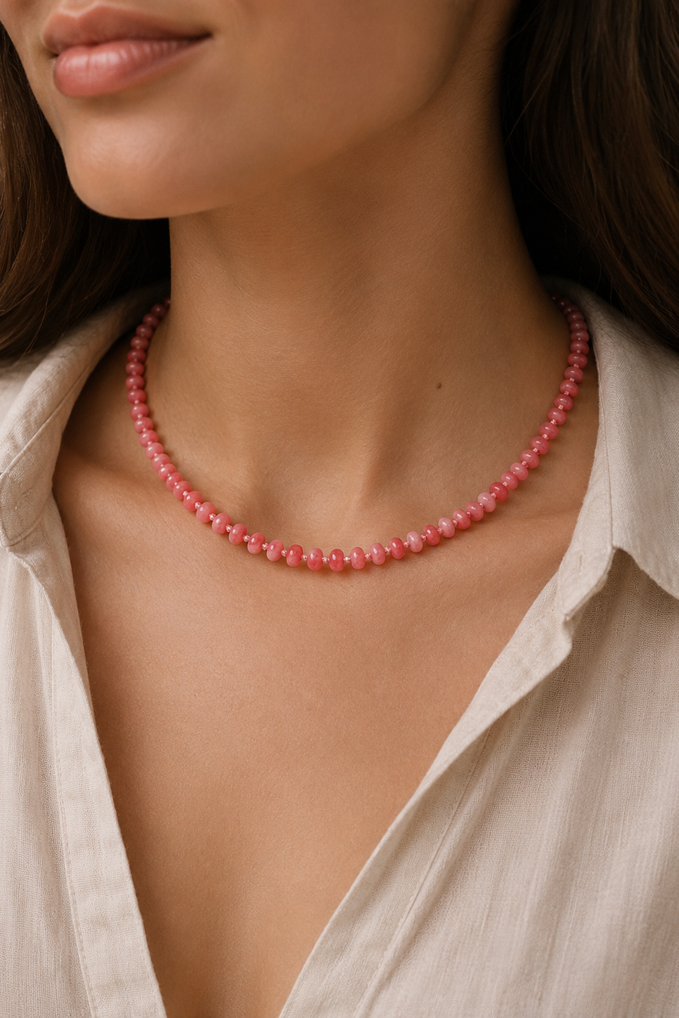 Model bærer Andcopenhagen Jewelry Icon Collection perlehalskæde i pink kalcedon, Ebba.