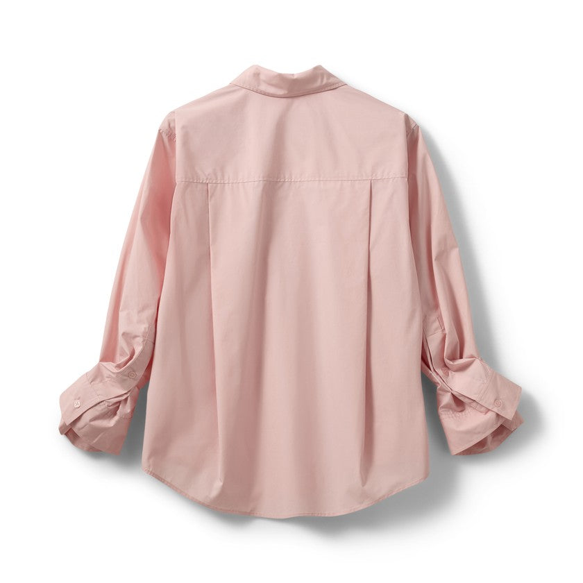 Bagside af lys pink skjorte med klassisk krave og opsmøgede ærmer med rynkede manchetter.