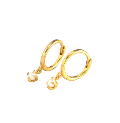 Øreringe hoops i 18 karat guldbelagt sterlingsølv med perlevedhæng fra Andcopenhagen Jewelry, model Monica Pearl.