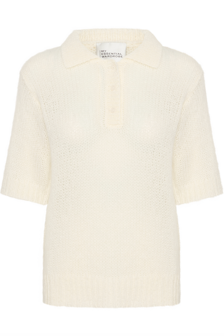 Hvid strikket polo med korte ærmer, krave og knaplukning.