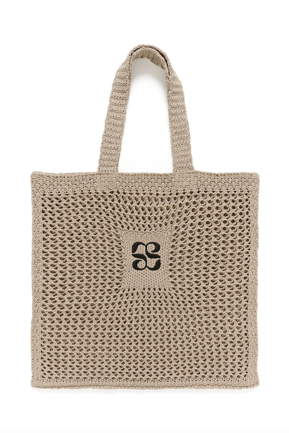 Beige melange hæklet taske med netmønster og sort logo i midten.