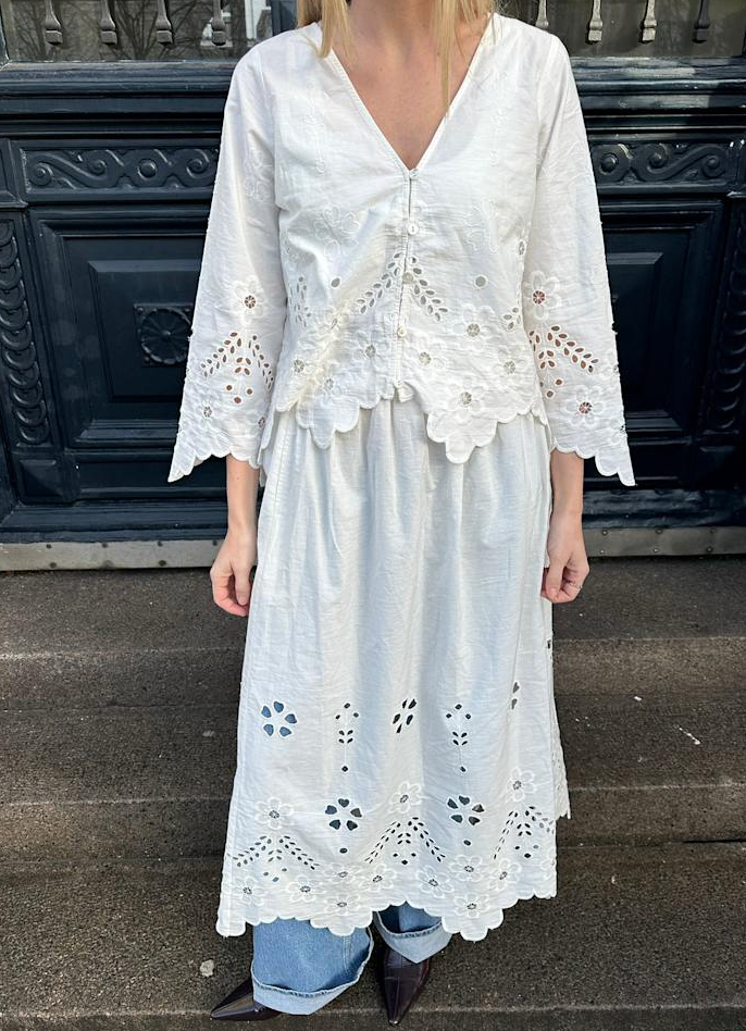 Sissel Edelbo - Nederdel - Hvid broderi anglaise - Trine sss