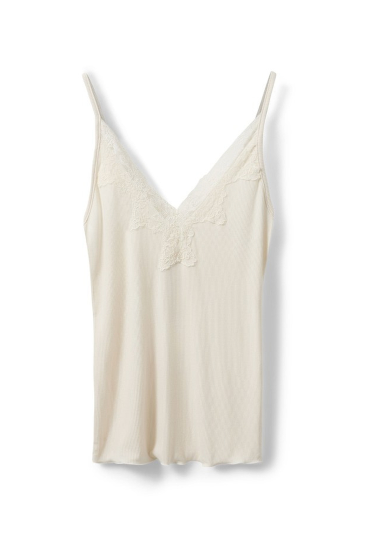 Off-white top med blonder ved halsudskæring, tynde stropper og ribbet tekstur.