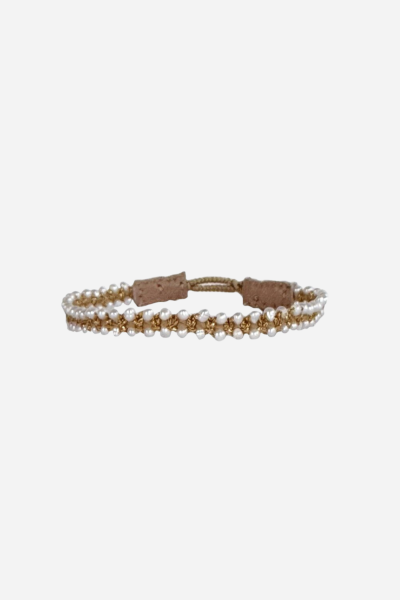 Armbånd med hvide og guldperler i to rækker, justerbar snor-lukning, elegant design.
