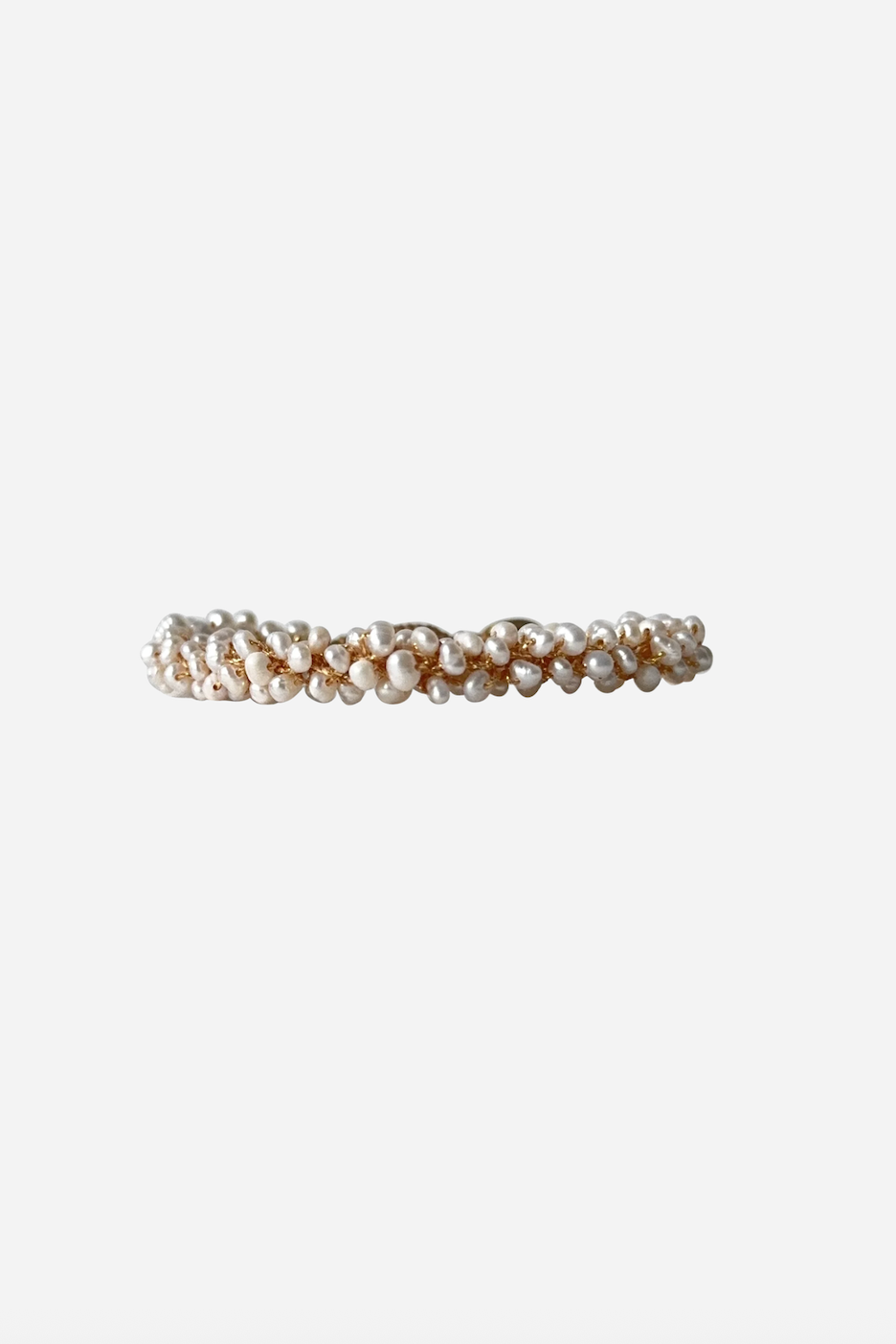 Armbånd med vævede, perlelignende perler i en cirkulær form med knaplukning.