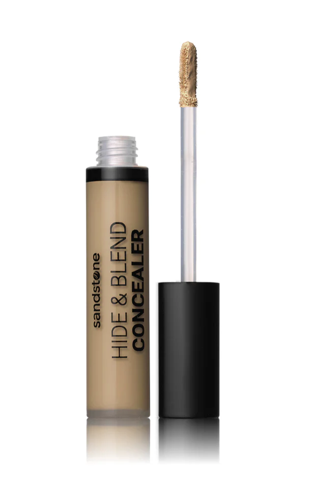 Flydende concealer i åben flaske med sort låg og applikator. Tekst: "HIDE & BLEND CONCEALER."