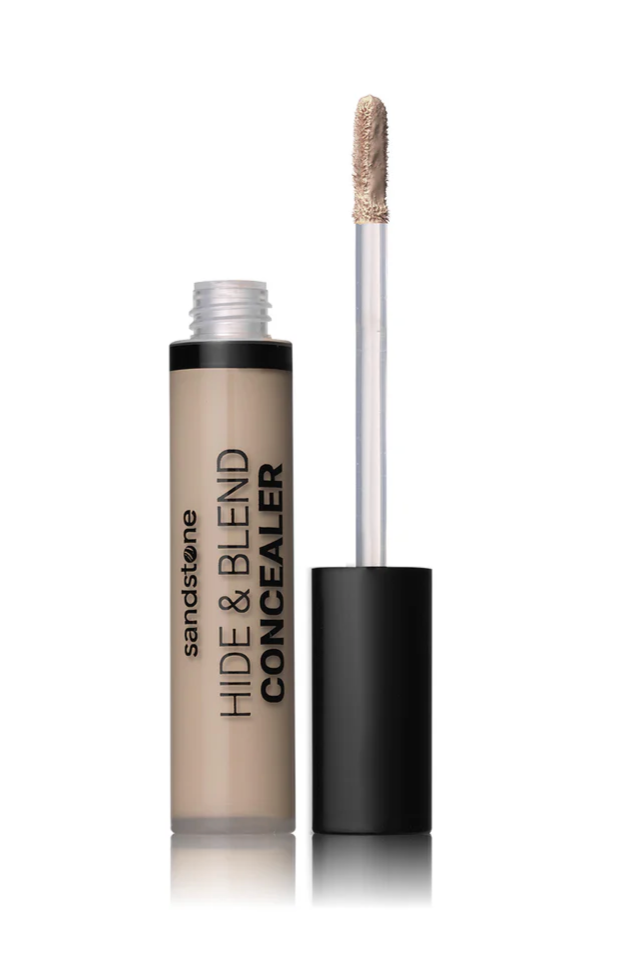 Sandstone Hide & Blend Concealer med applikator, medium nuance, gennemsigtig beholder og sort låg.