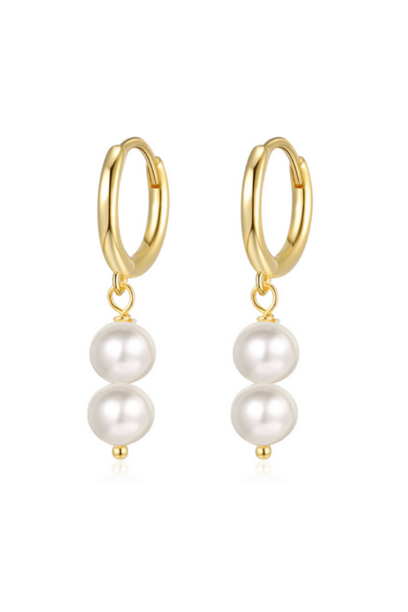 Øreringe i 18k guldbelagt sølv med to hvide perler på hver, glat og enkelt design.