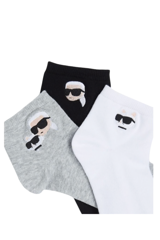 Tre par sokker i sort, hvid og grå med broderet design af en karakter med solbriller.