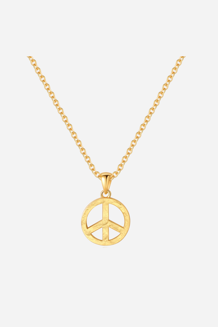 Halskæde med 18 karat guldbelægning og et rundt peace-vedhæng. Elegant og minimalistisk design.