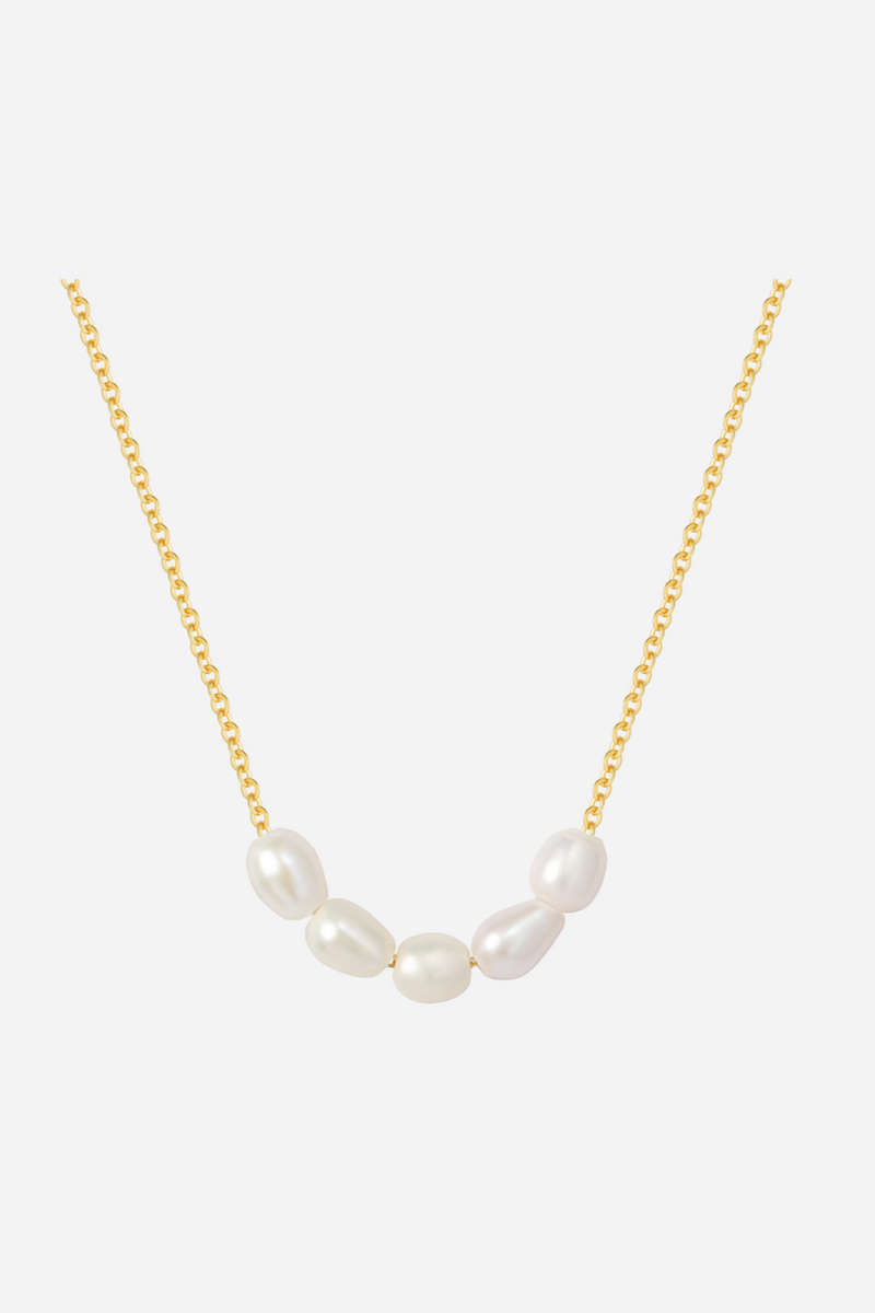 Halskæde med guldbelagt kæde og buet række af uens perler i forskellige størrelser og former.