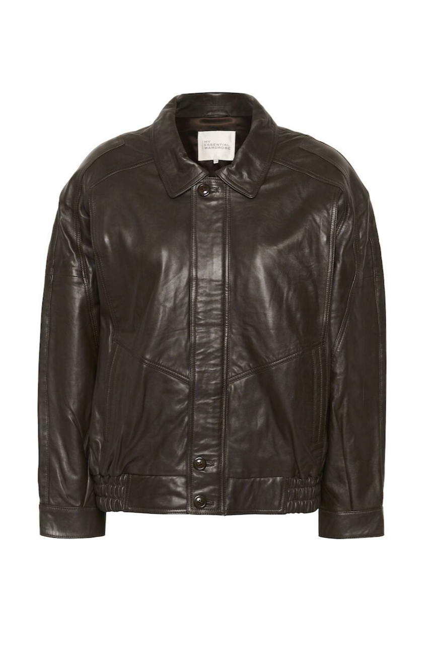 Mørkebrun læderjakke med klassisk krave og knaplukning fra My Essential Wardrobe.