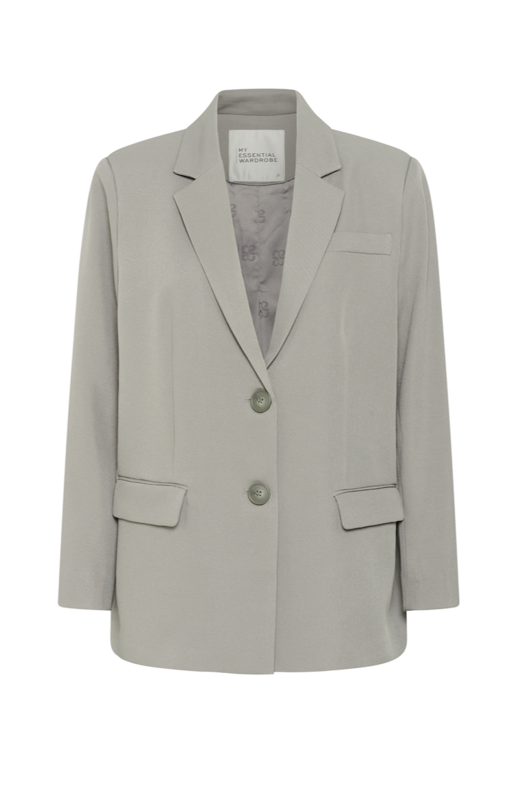 Grå blazer med spids krave, to forlommer og afslappet pasform fra My Essential Wardrobe.