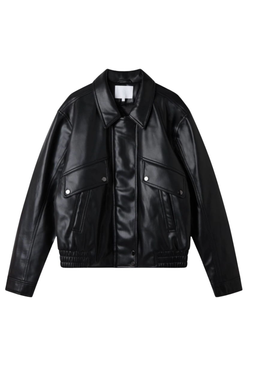 Sort læderjakke med to brystlommer, stor krave og elastisk kant i taljen.