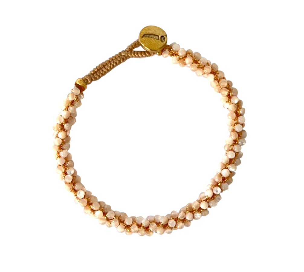 Armbånd med vævede perlelignende perler, cirkulær form, gylden knaplukning.