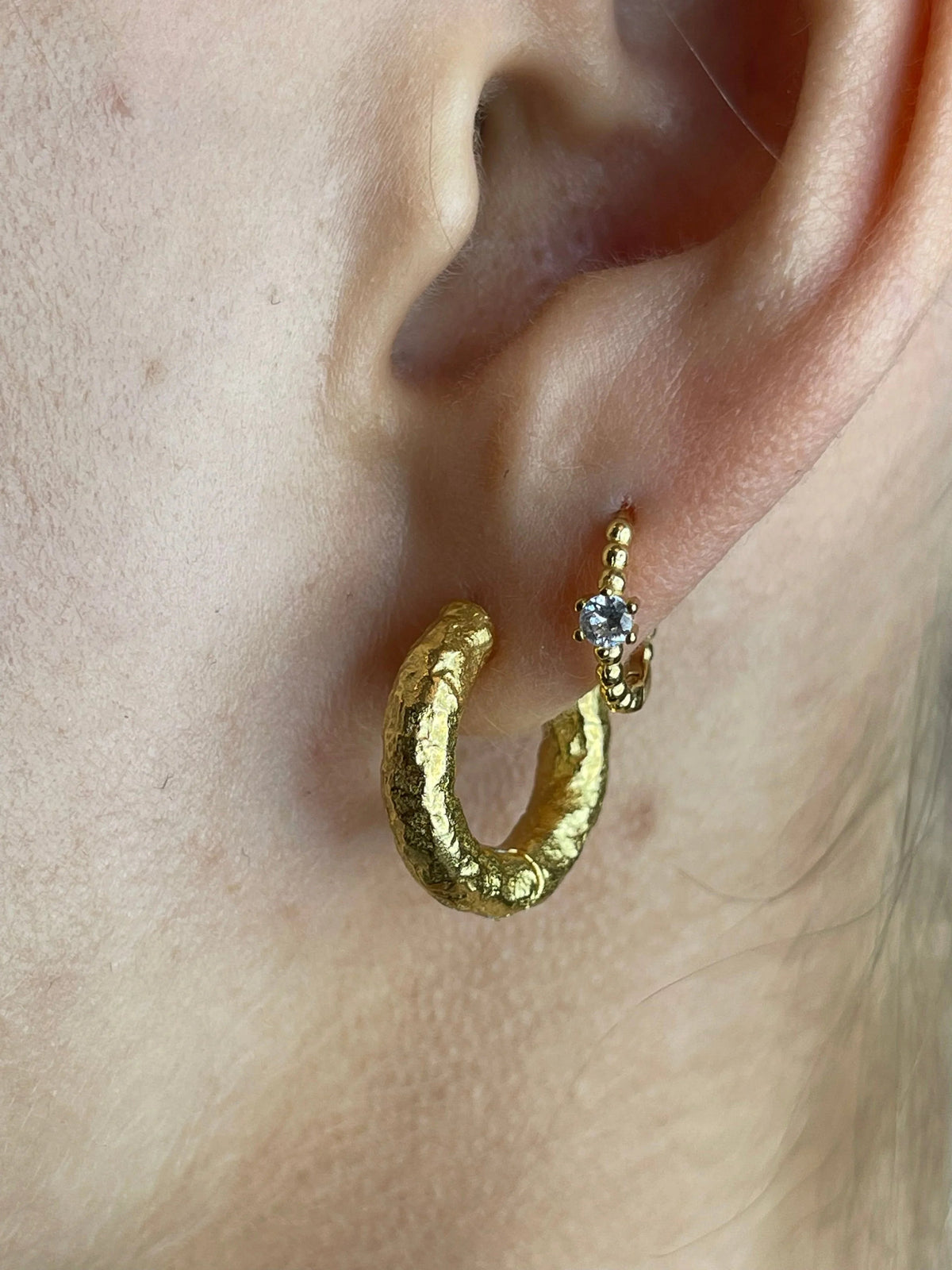 Nina chunky øreringe hoop i 18 karat guldbelagt messing fra Andcopenhagen Jewelry på øre.
