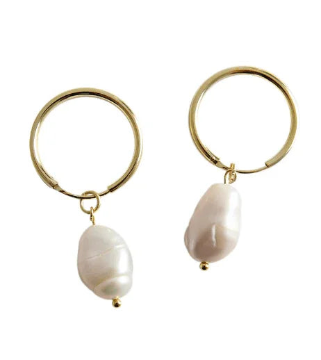 Stinna Pearl hoop øreringe i 18 karat guldbelagt sterlingsølv med hvide ferskvandsperler fra Andcopenhagen.