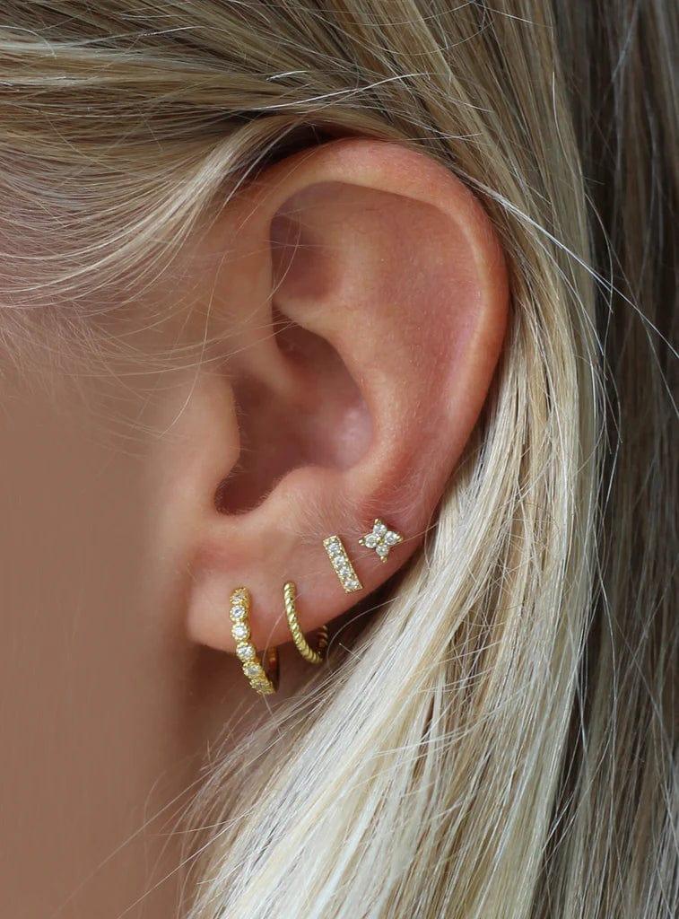 Øre med Andcopenhagen Jewelry Dea hoops i 18 karat guldbelagt sterlingsølv fra Icon Collection.