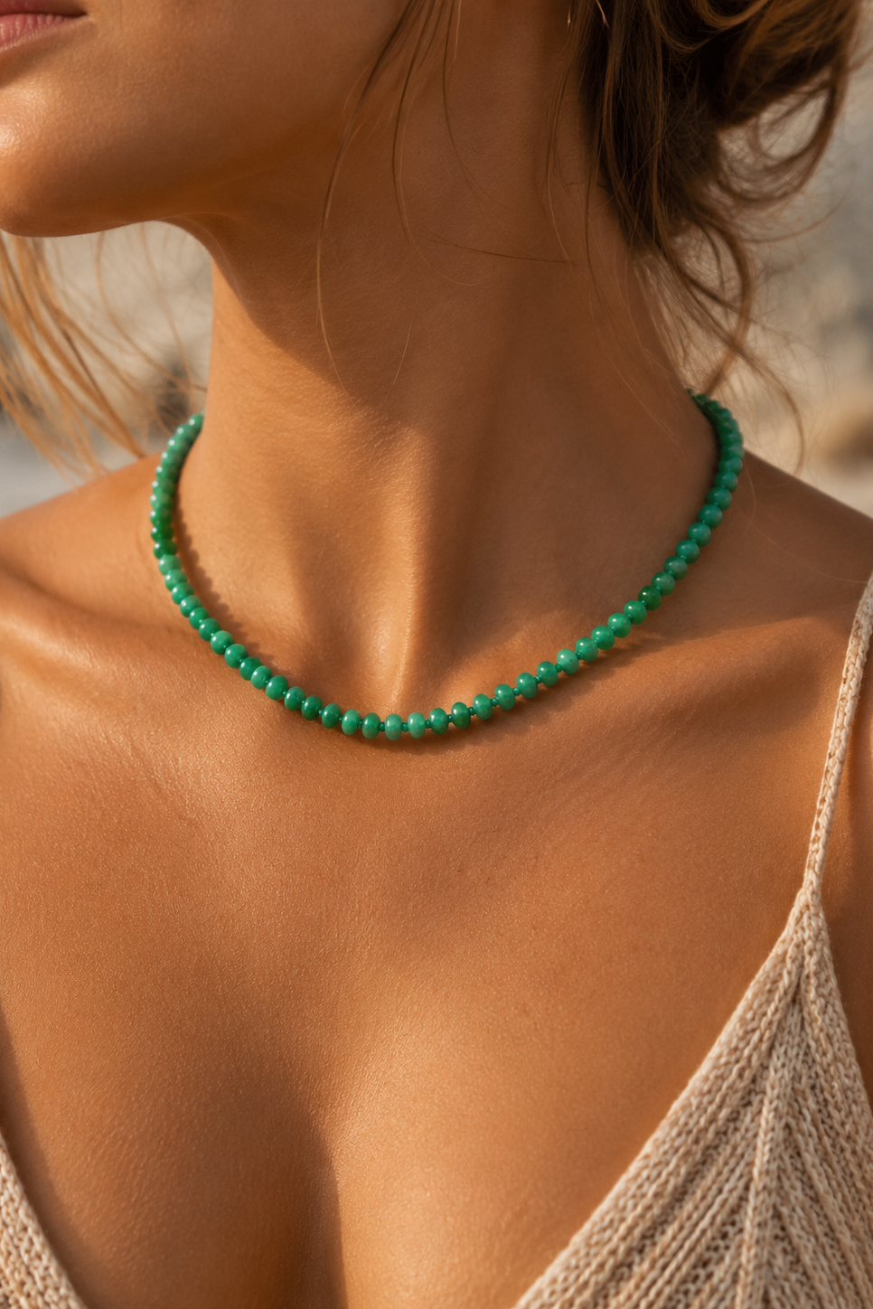Kvinde bærer Andcopenhagen smykke fra Icon Collection: Perlehalskæde med grøn jade, model Ebba.